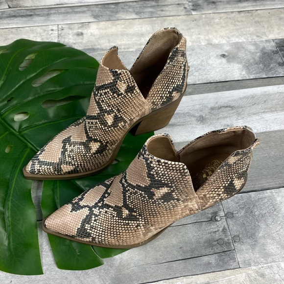 Vince Camuto VC Gigietta snakeskin boots natural - Picture 3 of 8